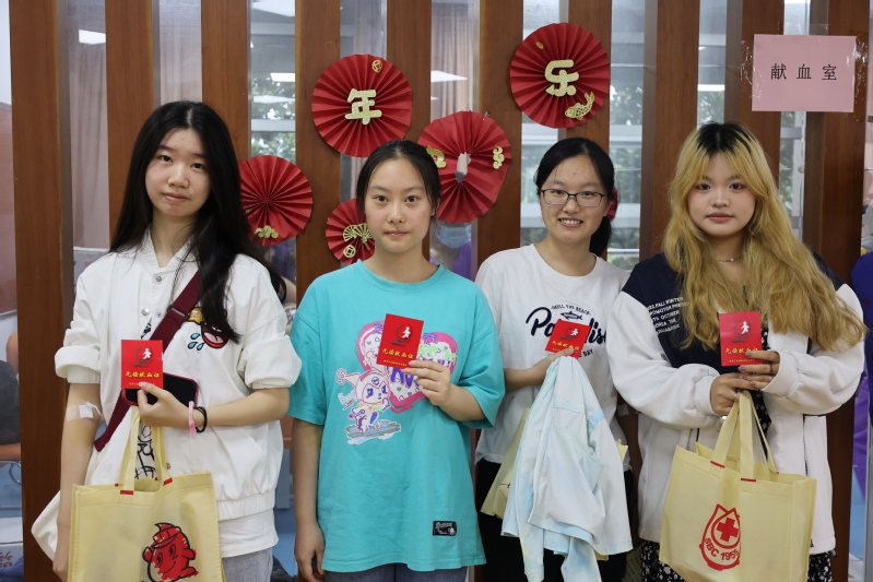 教育开云online(中国)学子进行献血志愿服务活...