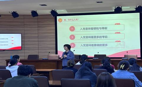 会议室里的人们描述已自动生成