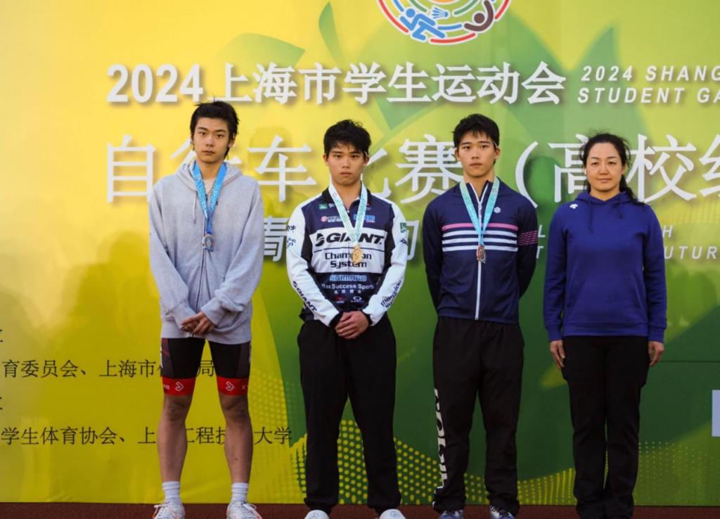 居中为周子雄、周子潇 居中为周子雄、周子潇